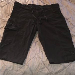 Sz 16 Gloria Vanderbilt black Bermuda shorts